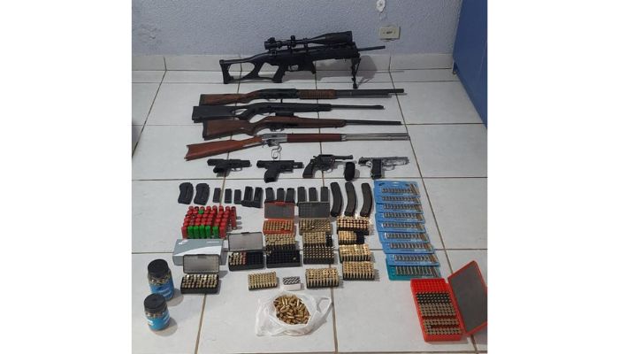 Pinhão - Polícia Apreende Arsenal de Armas e Munição 